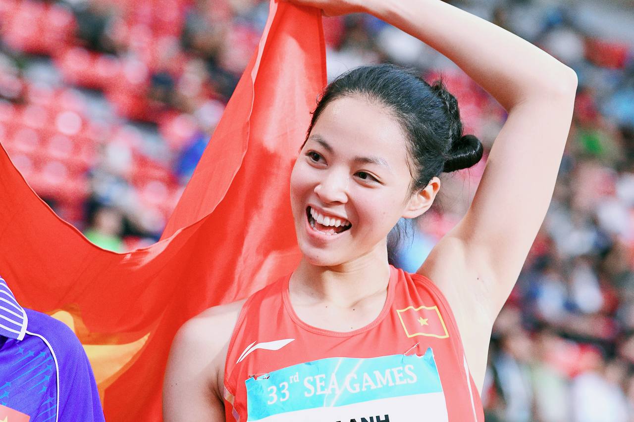 Phỏng vấn hotgirl 2k6 nhảy cao cực táo bạo giành HCV cho Việt Nam, trên sân mộc mạc, đời thường xinh như thiên thần- Ảnh 1.