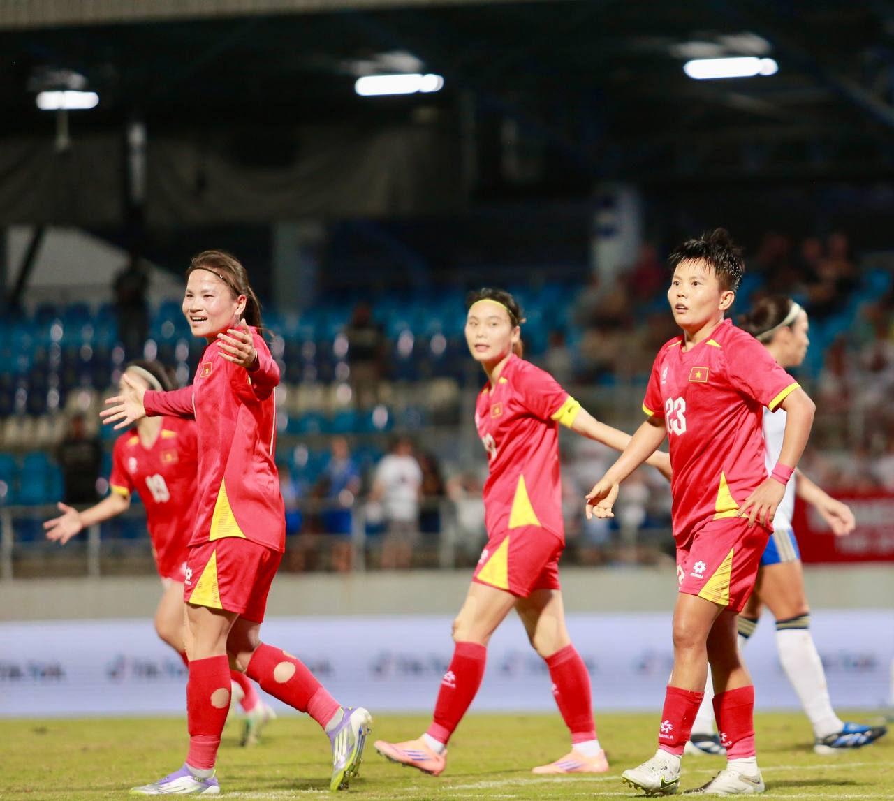 Phỏng vấn nóng trọng tài FIFA: "Trọng tài sai hoàn toàn khi không công nhận bàn thắng của Việt Nam" - Ảnh 2. Phỏng vấn nóng trọng tài FIFA: "Trọng tài sai hoàn toàn khi không công nhận bàn thắng của Việt Nam" - Ảnh 2.