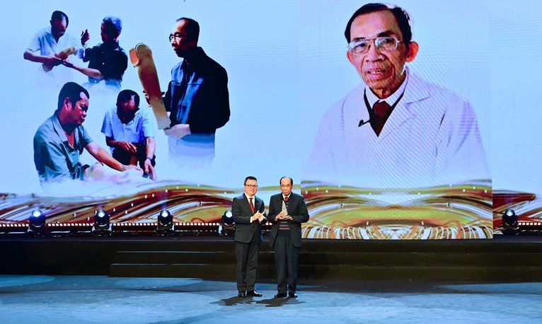 Những khoảnh khắc ấn tượng tại buổi lễ trao giải Human Act Prize 2025  - Ảnh 9.