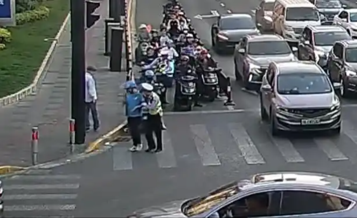 Nam shipper bất ngờ lên cơn động kinh khi đang đi giao đồ ăn, hiện trường khiến người đi đường hốt hoảng- Ảnh 2. Nam shipper bất ngờ lên cơn động kinh khi đang đi giao đồ ăn, hiện trường khiến người đi đường hốt hoảng- Ảnh 2.