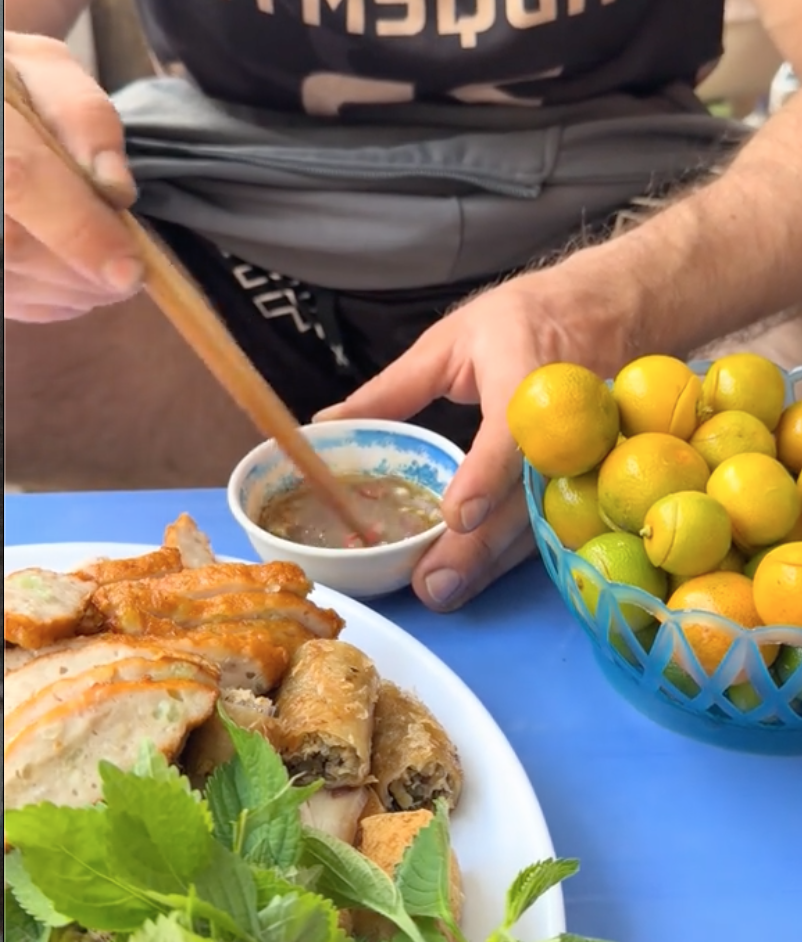 Kh&aacute;ch T&acirc;y tự cười ch&iacute;nh m&igrave;nh khi từng ch&ecirc; 1 m&oacute;n Việt nhưng sau đ&oacute; lại "nghiện" - Ảnh 2.