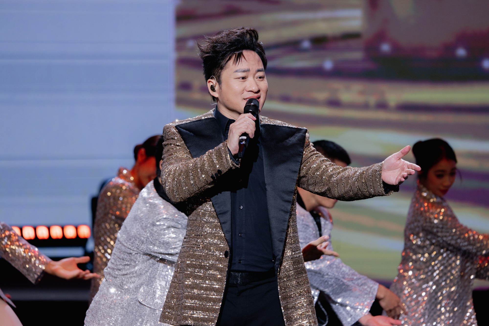 Tùng Dương: "Tôi gác lại những gì thuộc về cá nhân để thăng hoa với mọi người dân Việt Nam"- Ảnh 3.