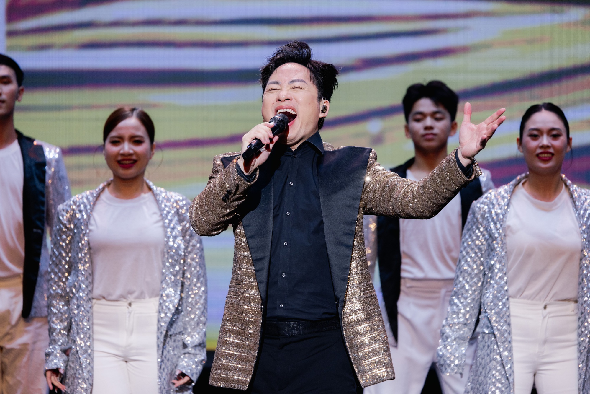 Tùng Dương: "Tôi gác lại những gì thuộc về cá nhân để thăng hoa với mọi người dân Việt Nam"- Ảnh 2.