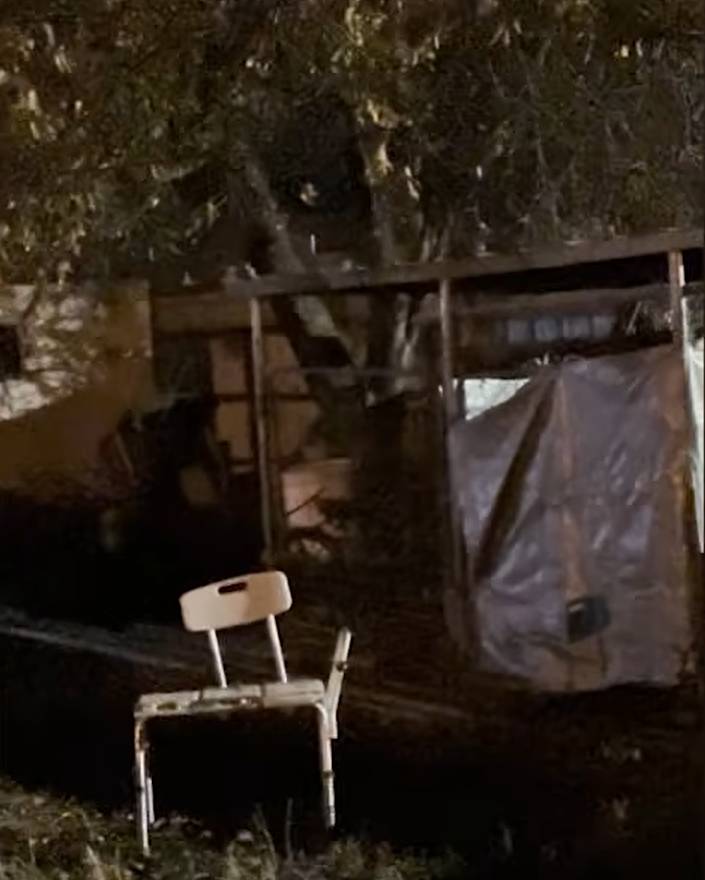 Cô gái 22 tuổi bị nhốt trong chuồng chó: Vụ việc gây phẫn nộ - Ảnh 1.