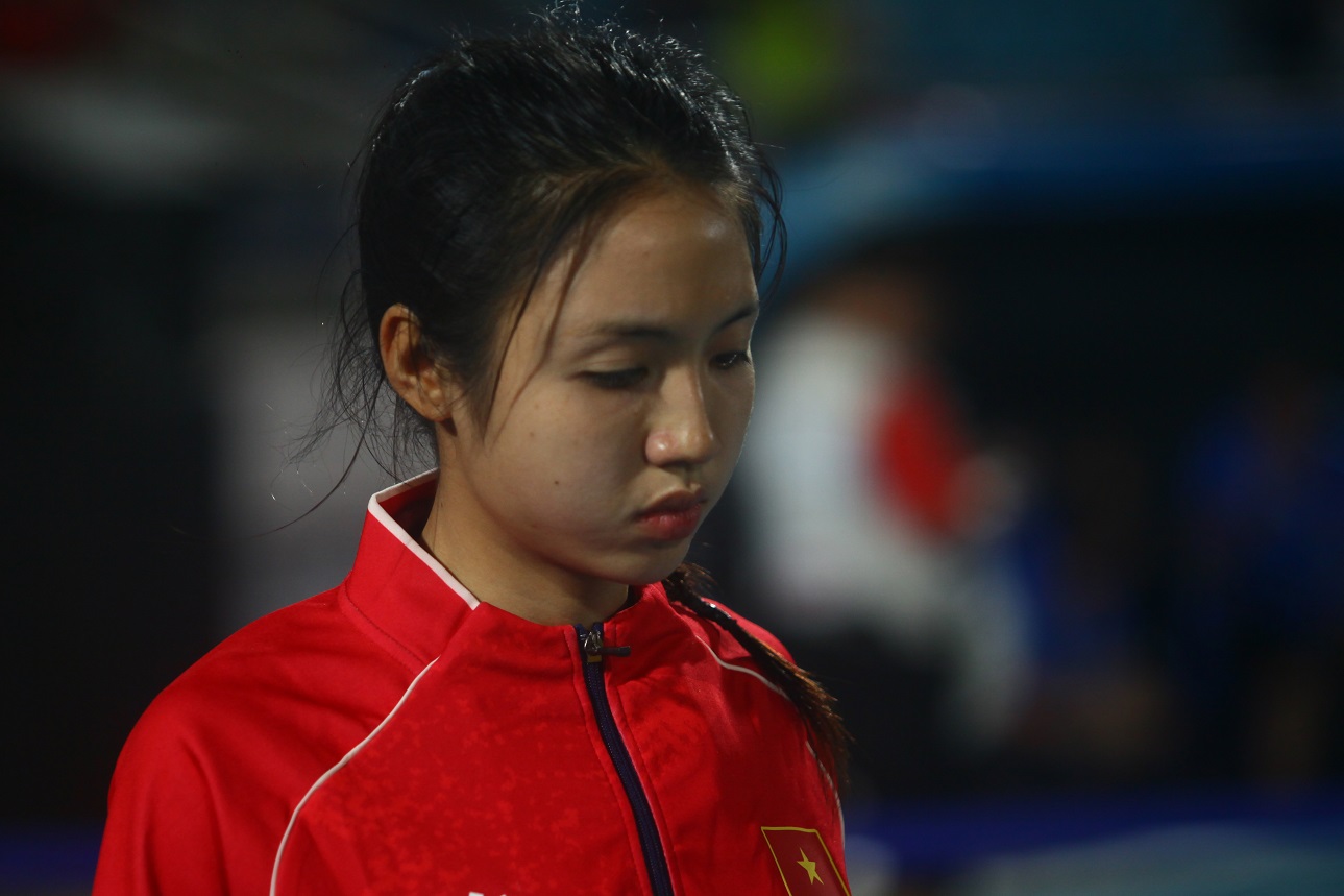 HLV Mai Đức Chung rưng rưng, tuyển Việt Nam uất nghẹn lên nhận HCB SEA Games - Ảnh 1. HLV Mai Đức Chung rưng rưng, tuyển Việt Nam uất nghẹn lên nhận HCB SEA Games - Ảnh 1.