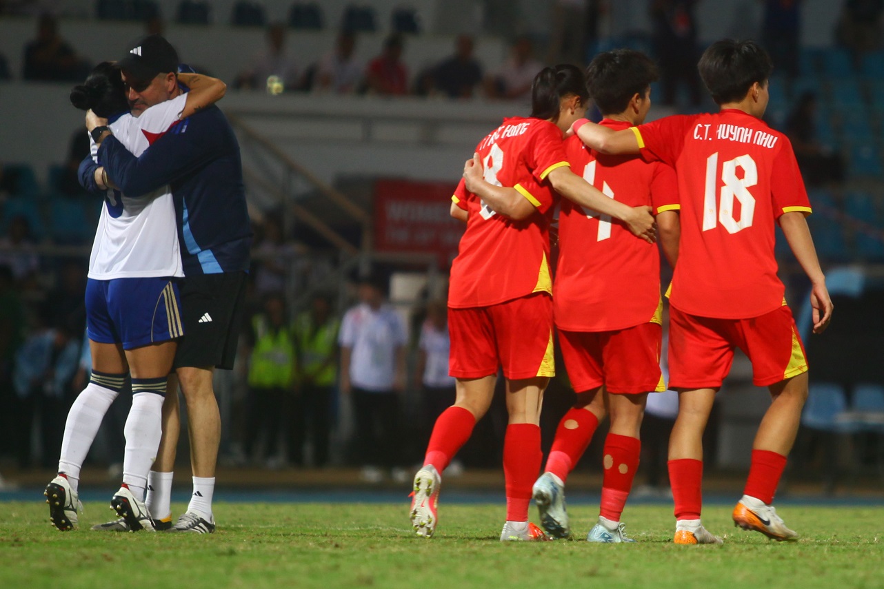 HLV Mai Đức Chung rưng rưng, tuyển Việt Nam uất nghẹn lên nhận HCB SEA Games - Ảnh 6. HLV Mai Đức Chung rưng rưng, tuyển Việt Nam uất nghẹn lên nhận HCB SEA Games - Ảnh 6.