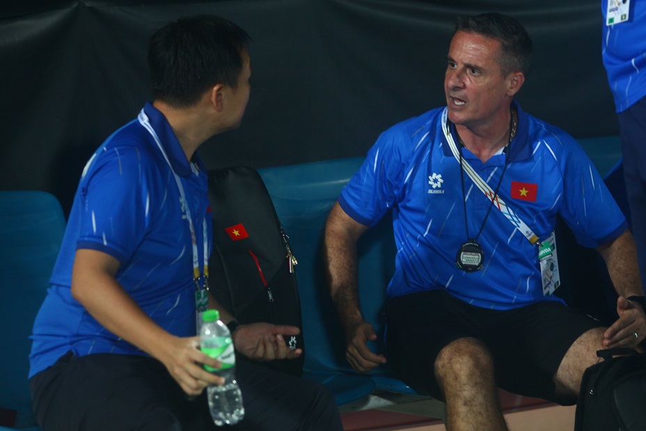 Trợ lý châu Âu của tuyển Việt Nam đòi tìm trọng tài “ăn thua đủ”, tranh cãi với quan chức SEA Games - Ảnh 3. Trợ lý châu Âu của tuyển Việt Nam đòi tìm trọng tài “ăn thua đủ”, tranh cãi với quan chức SEA Games - Ảnh 3.