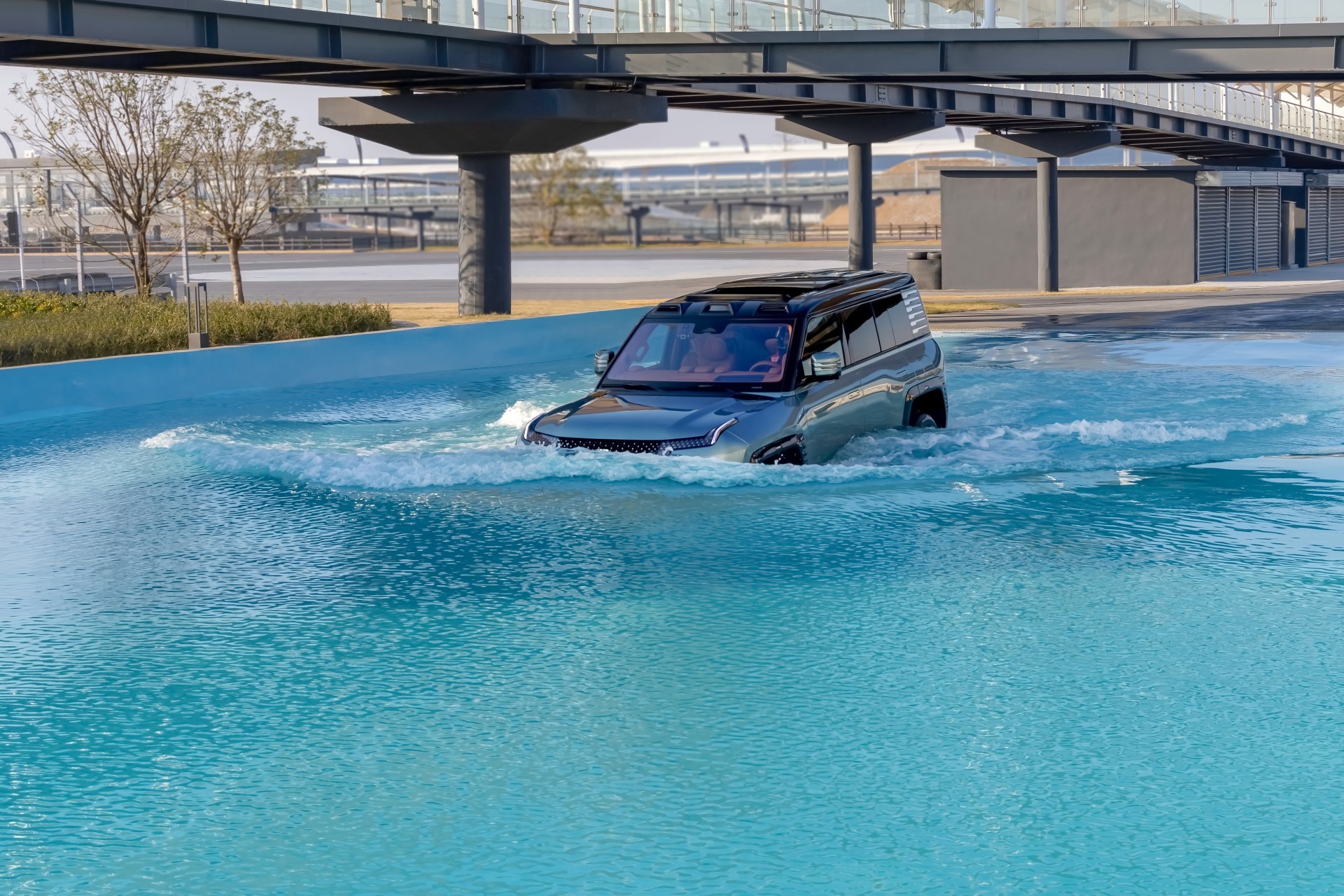 T&ocirc;i sang Trung Quốc trải nghiệm đường đua khổng lồ phủ trong tuyết d&agrave;y của BYD: Leo dốc c&aacute;t, bơi trong nước, nghi&ecirc;ng 30 độ đều trong &lsquo;1 nốt nhạc&rsquo;- Ảnh 3.