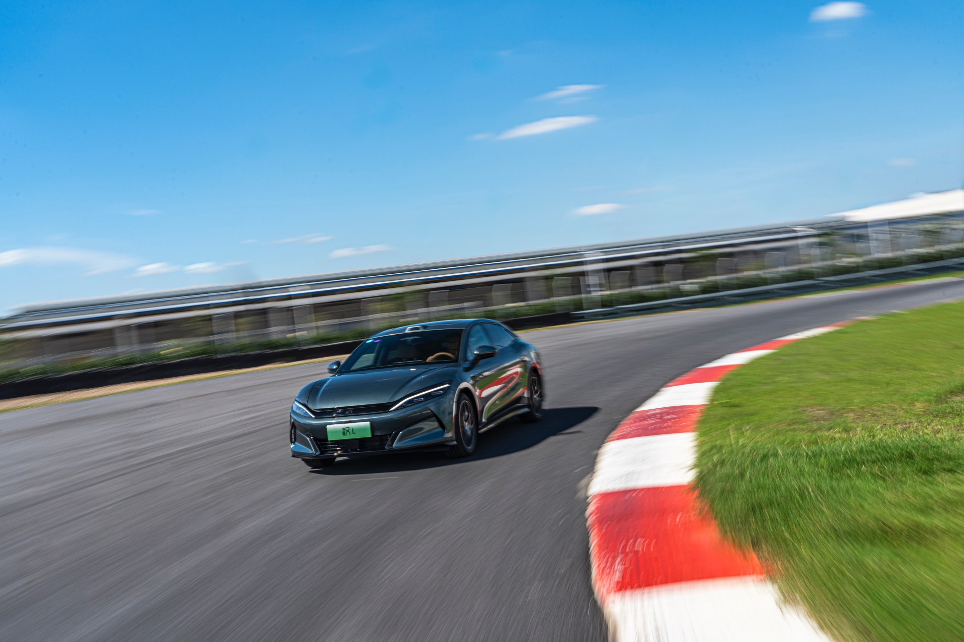 T&ocirc;i sang Trung Quốc trải nghiệm đường đua khổng lồ phủ trong tuyết d&agrave;y của BYD: Leo dốc c&aacute;t, bơi trong nước, nghi&ecirc;ng 30 độ đều trong &lsquo;1 nốt nhạc&rsquo;- Ảnh 6.