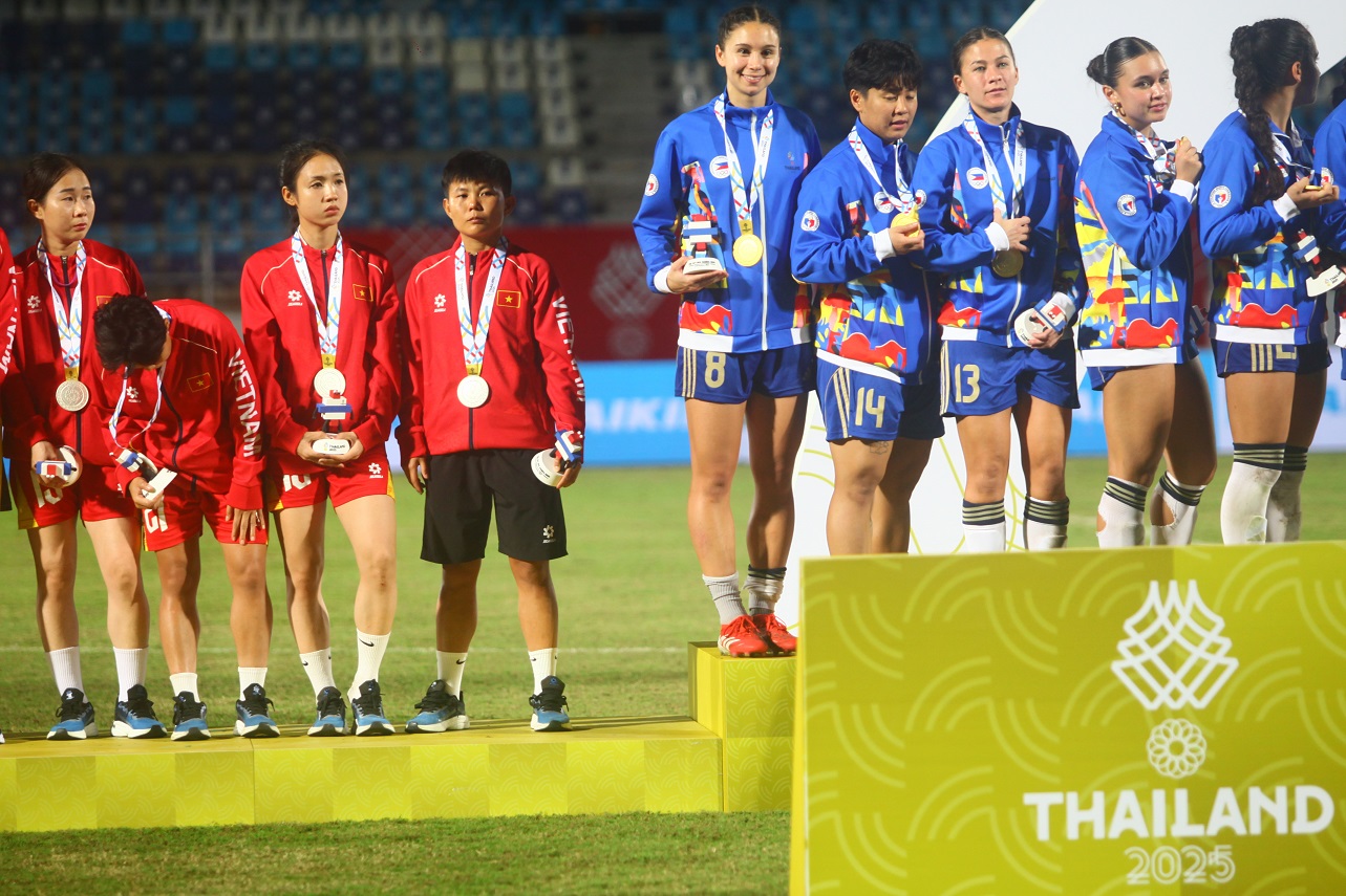 Trợ lý châu Âu của tuyển Việt Nam đòi tìm trọng tài “ăn thua đủ”, tranh cãi với quan chức SEA Games - Ảnh 5. Trợ lý châu Âu của tuyển Việt Nam đòi tìm trọng tài “ăn thua đủ”, tranh cãi với quan chức SEA Games - Ảnh 5.