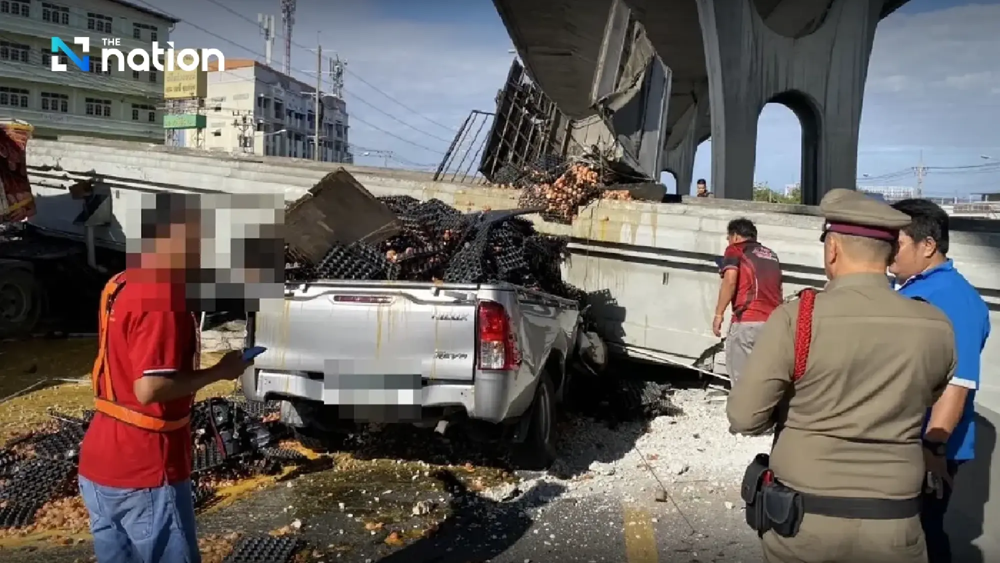 Cầu đi bộ tại Th&aacute;i Lan sập đ&egrave; bẹp &ocirc; t&ocirc;, nhiều người thương vong - Ảnh 1.