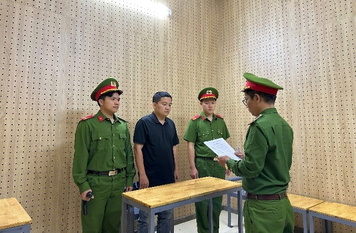 Bắt cựu nhân viên ngân hàng Phan Tấn Hoàng lừa đảo chiếm đoạt 8 tỷ Đồng - Ảnh 1. Bắt cựu nhân viên ngân hàng Phan Tấn Hoàng lừa đảo chiếm đoạt 8 tỷ Đồng - Ảnh 1.