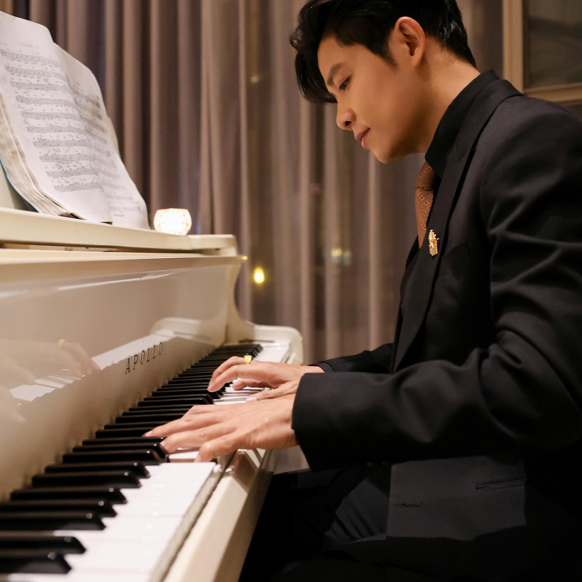 Nam nhạc sĩ mua 2 căn nhà nhờ 1 bài hit: Ly hôn, mẹ buồn tới nỗi nhập viện, 42 tuổi đỗ đại học - Ảnh 1. Nam nhạc sĩ mua 2 căn nhà nhờ 1 bài hit: Ly hôn, mẹ buồn tới nỗi nhập viện, 42 tuổi đỗ đại học - Ảnh 1.