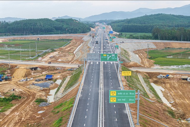 Bên trong hầm xuyên núi lớn nhất cao tốc Bắc - Nam: Hơn 900 ngày thi công, lắp hơn 1.730 bộ đèn- Ảnh 4.