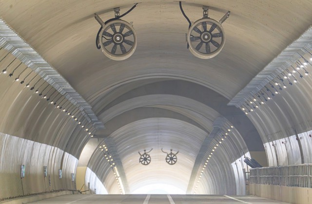 Bên trong hầm xuyên núi lớn nhất cao tốc Bắc - Nam: Hơn 900 ngày thi công, lắp hơn 1.730 bộ đèn- Ảnh 3.