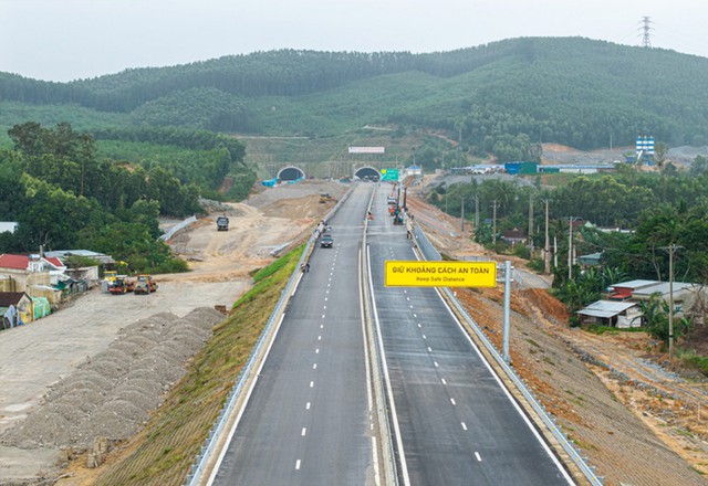 Bên trong hầm xuyên núi lớn nhất cao tốc Bắc - Nam: Hơn 900 ngày thi công, lắp hơn 1.730 bộ đèn- Ảnh 5.