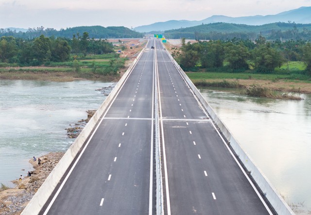 Bên trong hầm xuyên núi lớn nhất cao tốc Bắc - Nam: Hơn 900 ngày thi công, lắp hơn 1.730 bộ đèn- Ảnh 9.