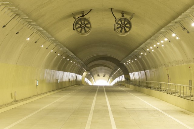 Bên trong hầm xuyên núi lớn nhất cao tốc Bắc - Nam: Hơn 900 ngày thi công, lắp hơn 1.730 bộ đèn- Ảnh 2.