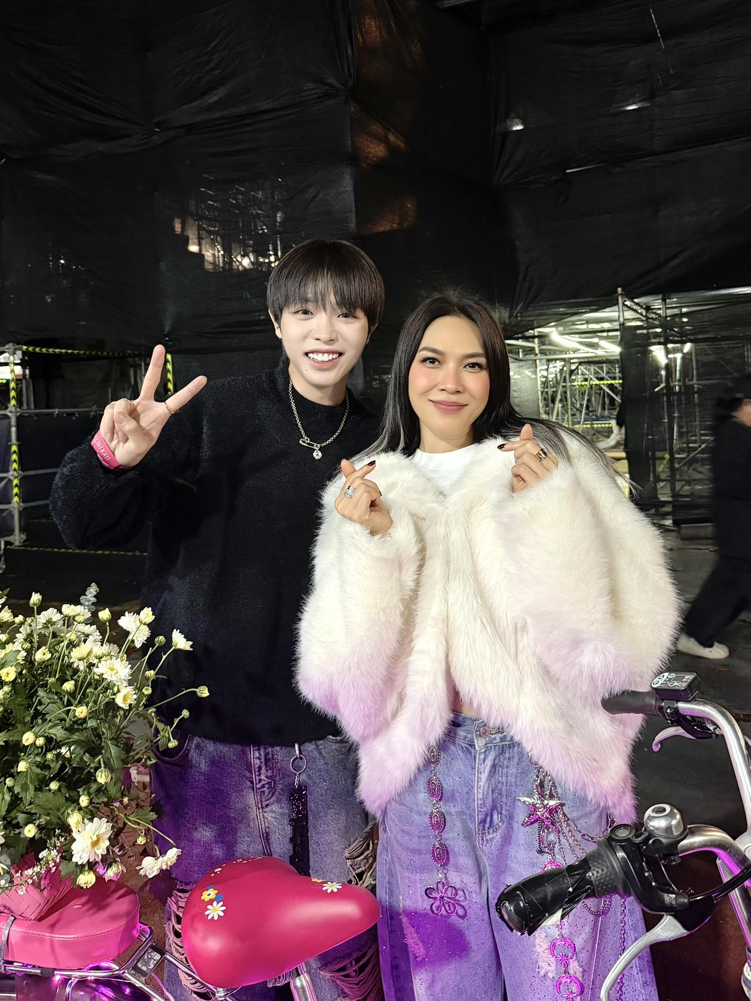 Nam ca sĩ được Thủ tướng Phạm Minh Chính bắt tay chúc mừng, một chi tiết gây sốt- Ảnh 5. Nam ca sĩ được Thủ tướng Phạm Minh Chính bắt tay chúc mừng, một chi tiết gây sốt- Ảnh 5.