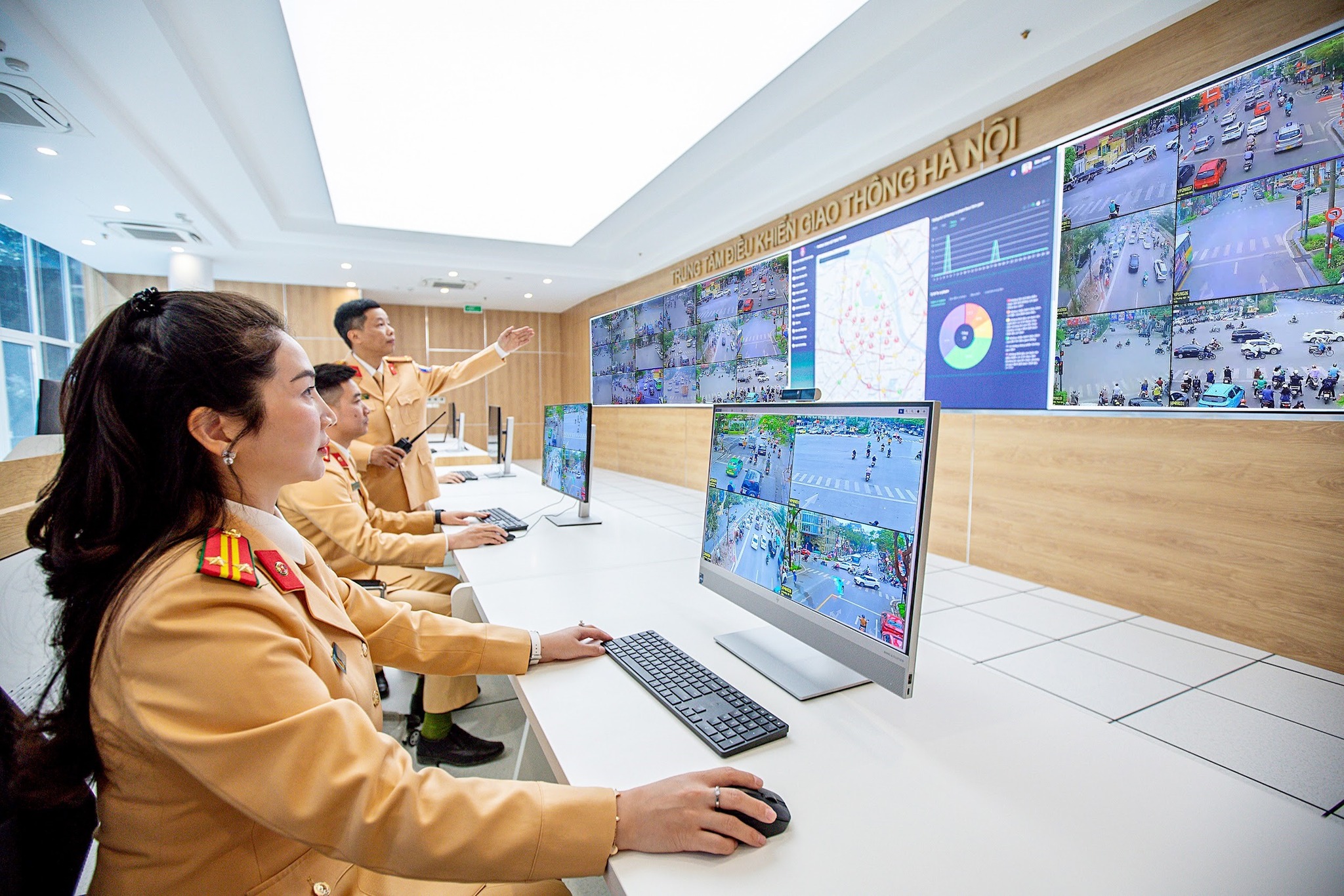 1.837 camera AI trên khắp Hà Nội "soi" được bao nhiêu người vi phạm, lỗi nào nhiều nhất sau 5 ngày? - Ảnh 5. 1.837 camera AI trên khắp Hà Nội "soi" được bao nhiêu người vi phạm, lỗi nào nhiều nhất sau 5 ngày? - Ảnh 5.