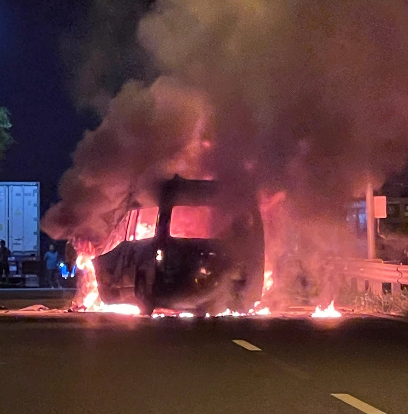 Thông tin mới vụ xe cứu thương tông đuôi xe container rồi bốc cháy làm 3 người chết - Ảnh 1.