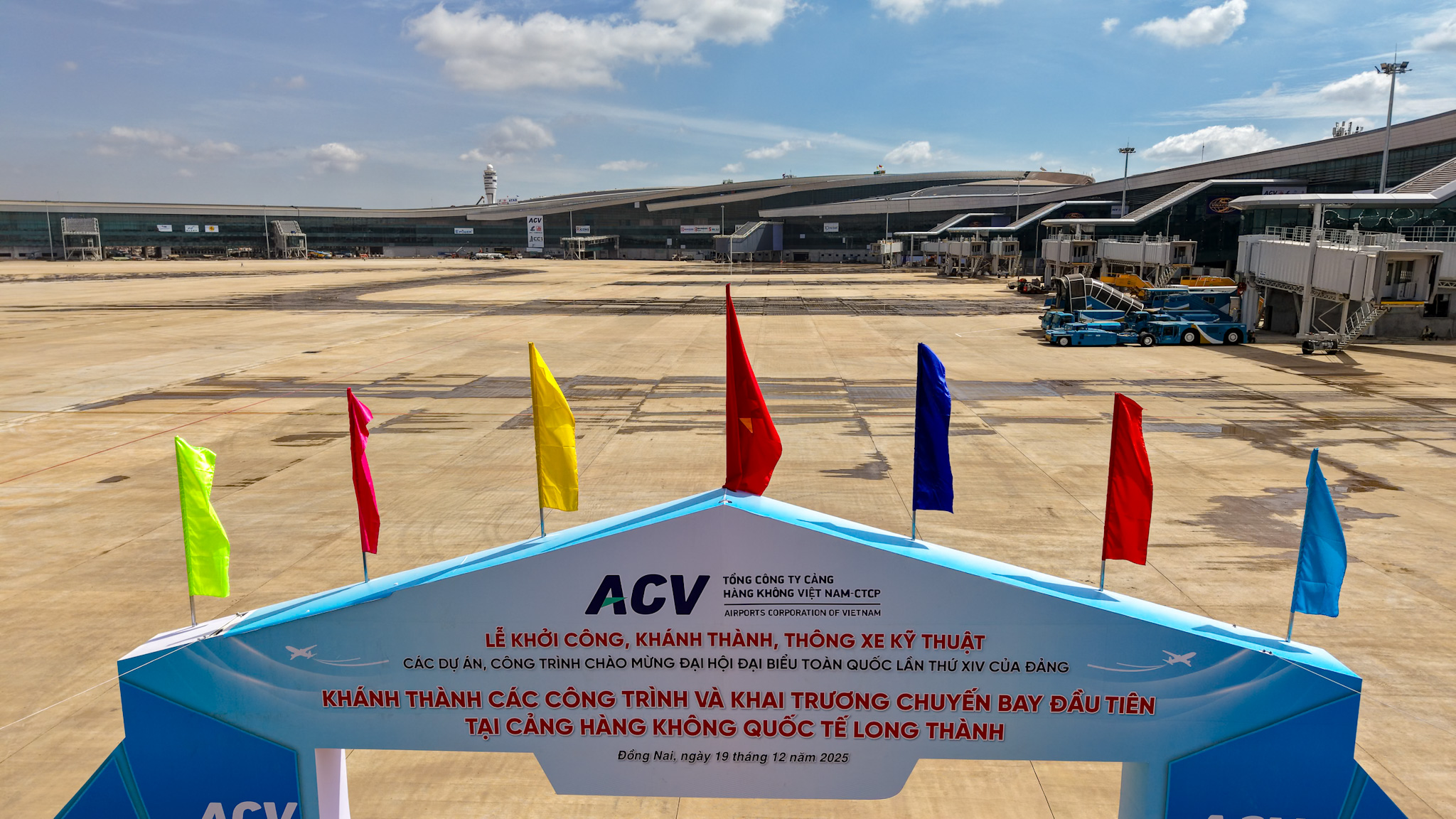 Khoảnh khắc lịch sử: 3 máy bay liên tiếp 'chào sân', sân bay 16 tỷ USD gia nhập bản đồ hàng không toàn cầu - Ảnh 1.