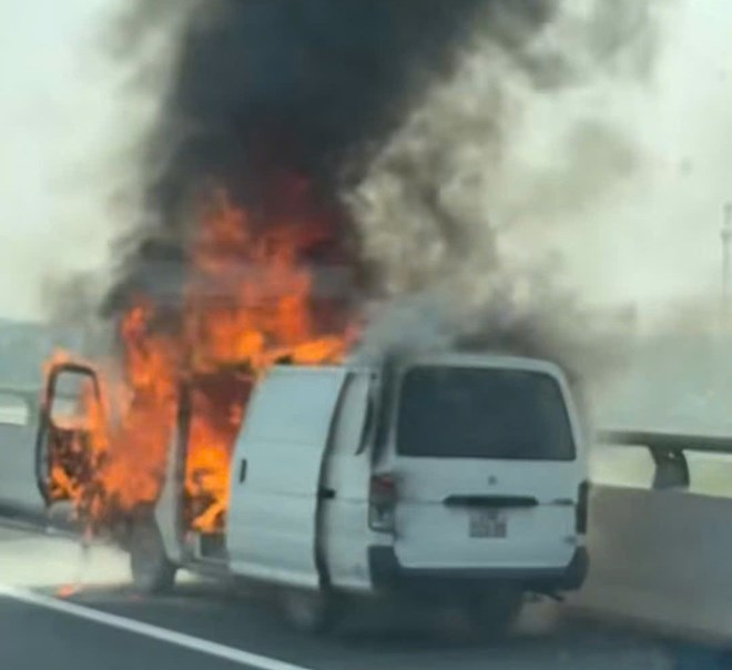 Ô tô bốc cháy dữ dội trên cao tốc Hà Nội - Hải Phòng vào giữa trưa - Ảnh 1.