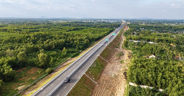 B&ecirc;n trong hầm xuy&ecirc;n n&uacute;i lớn nhất cao tốc Bắc - Nam: Hơn 900 ng&agrave;y thi c&ocirc;ng, lắp hơn 1.730 bộ đ&egrave;n