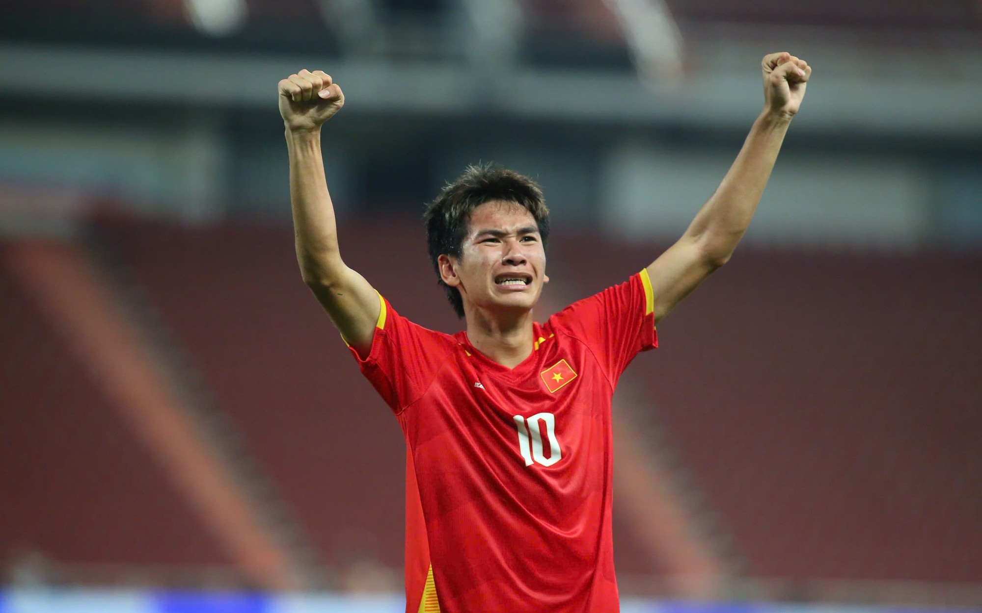 Đắc nh&acirc;n t&acirc;m như HLV Kim Sang-sik: V&ocirc; địch SEA Games liền tặng hoa cho một nh&acirc;n vật đặc biệt - Ảnh 3.