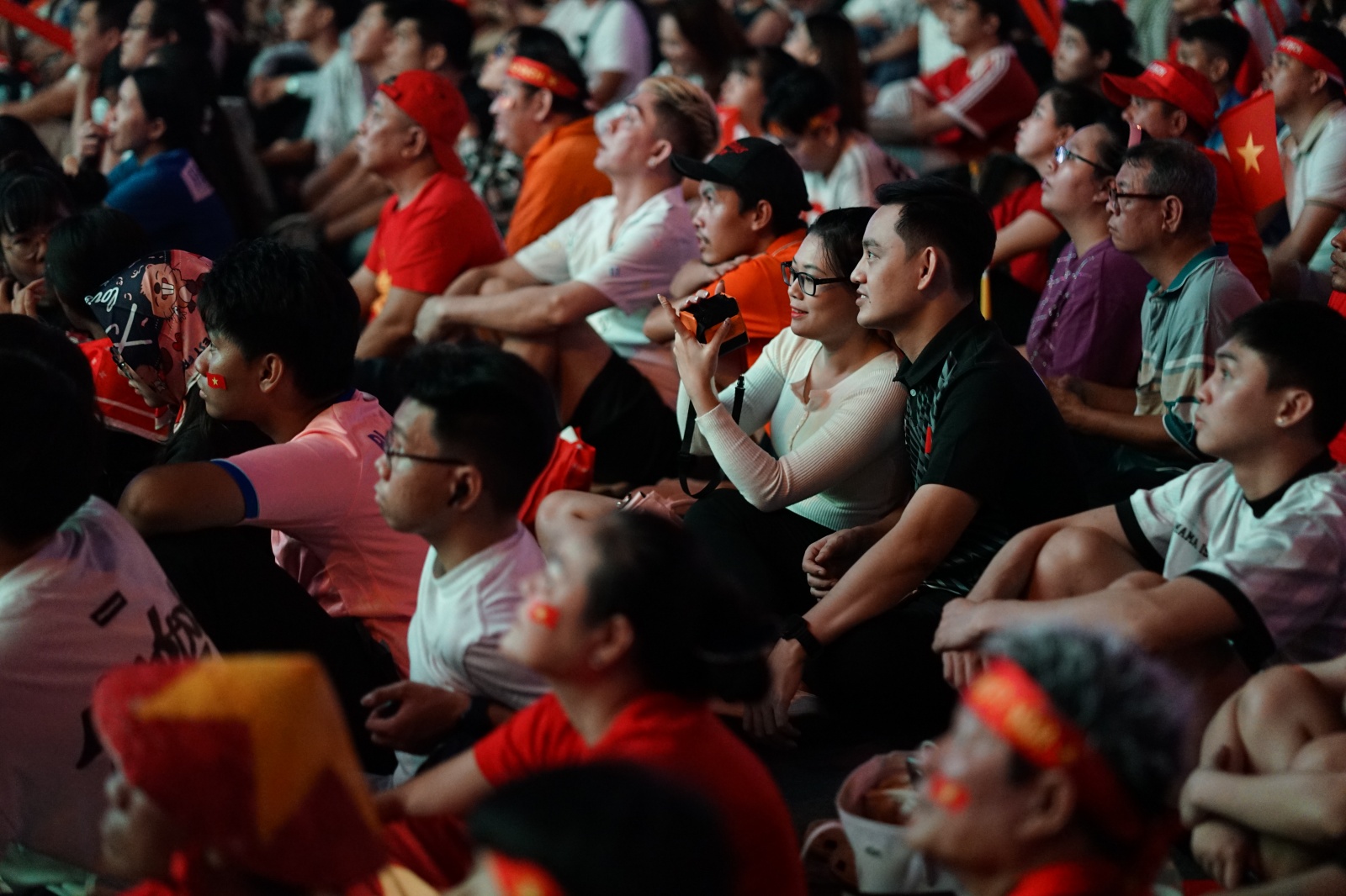 Hàng nghìn người nín thở trên phố đi bộ Nguyễn Huệ, tất cả đang chờ một khoảnh khắc!- Ảnh 6. Hàng nghìn người nín thở trên phố đi bộ Nguyễn Huệ, tất cả đang chờ một khoảnh khắc!- Ảnh 6.