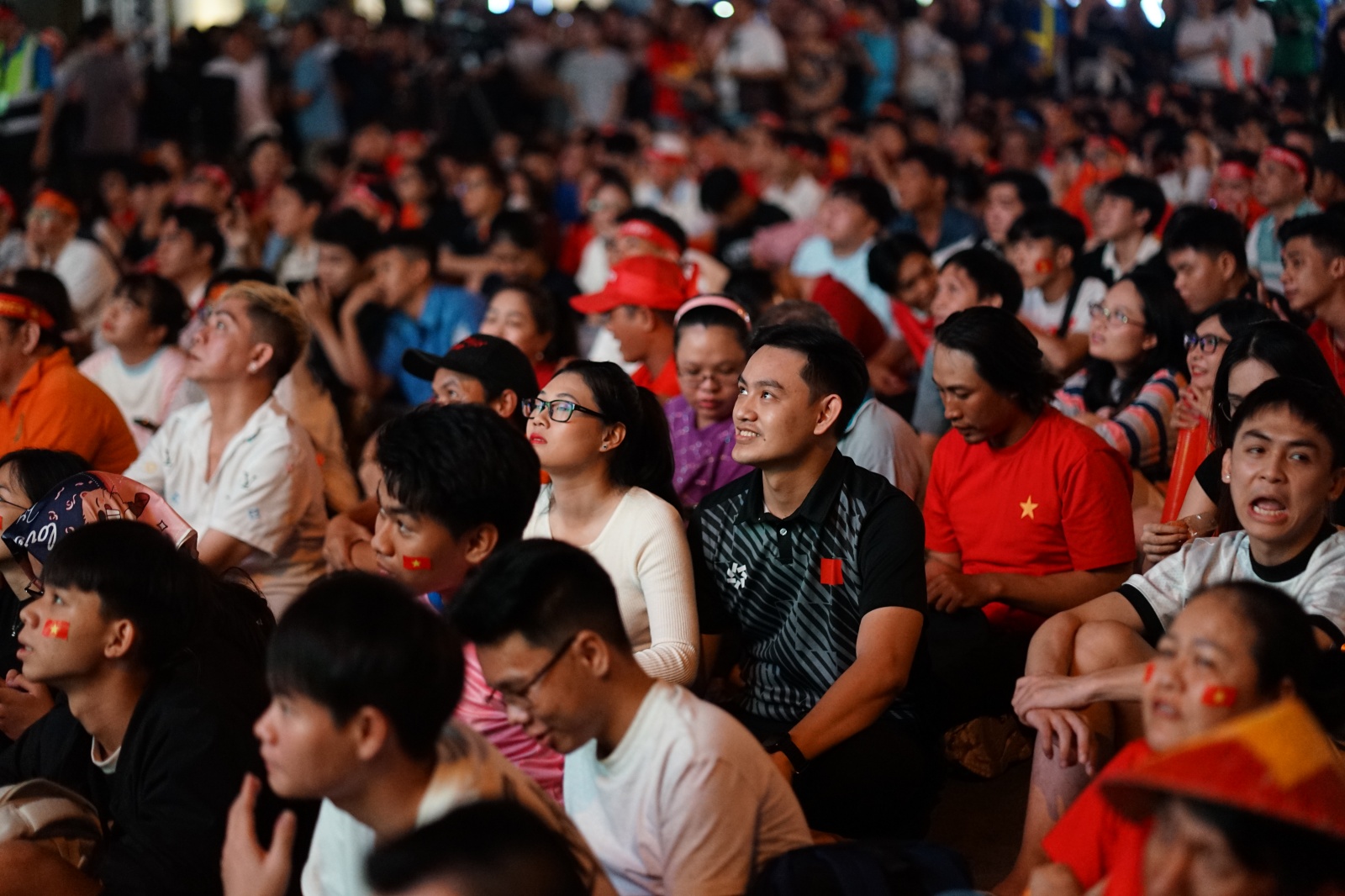 Hàng nghìn người nín thở trên phố đi bộ Nguyễn Huệ, tất cả đang chờ một khoảnh khắc!- Ảnh 5. Hàng nghìn người nín thở trên phố đi bộ Nguyễn Huệ, tất cả đang chờ một khoảnh khắc!- Ảnh 5.