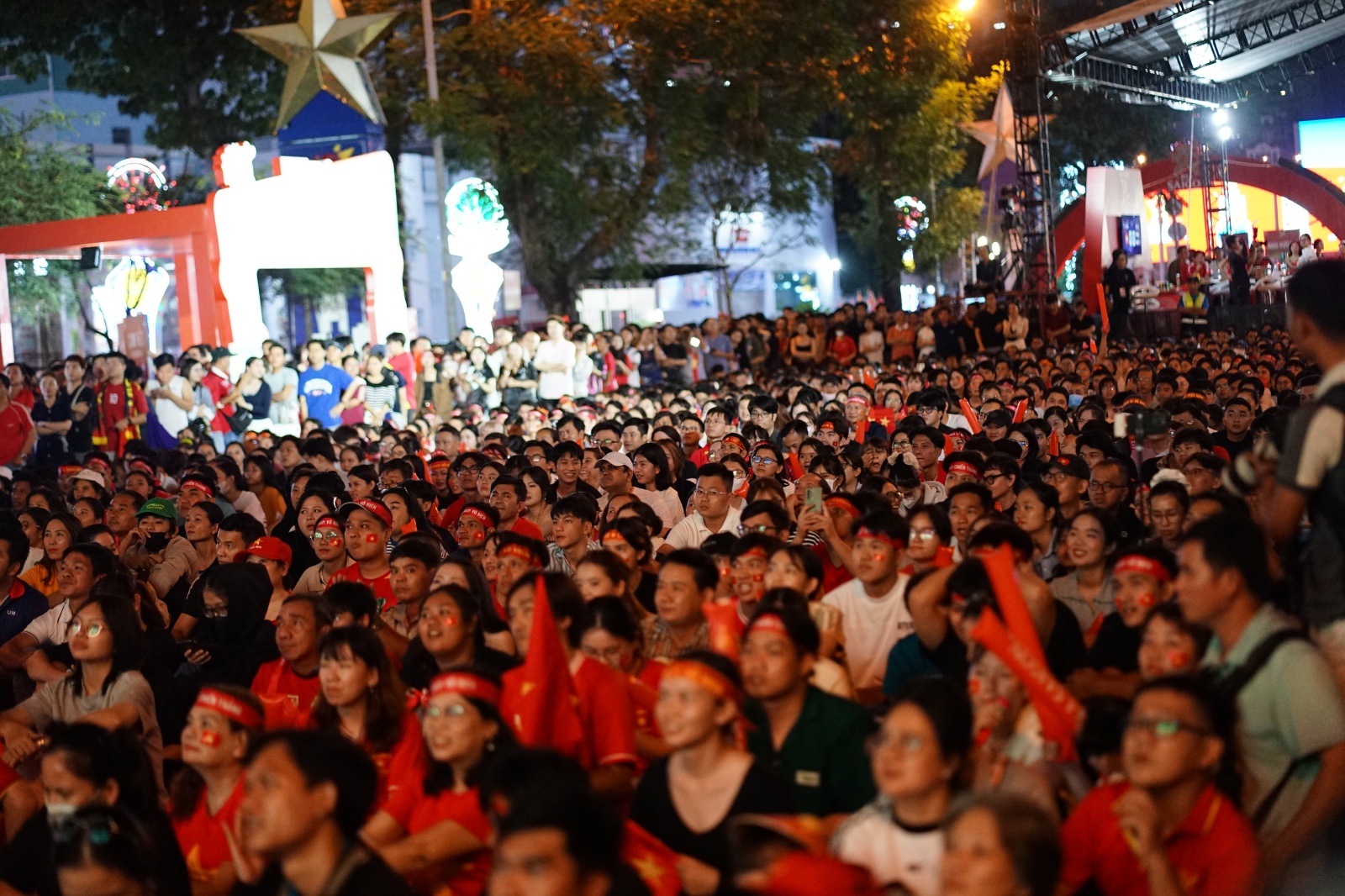 Hàng nghìn người nín thở trên phố đi bộ Nguyễn Huệ, tất cả đang chờ một khoảnh khắc!- Ảnh 4. Hàng nghìn người nín thở trên phố đi bộ Nguyễn Huệ, tất cả đang chờ một khoảnh khắc!- Ảnh 4.