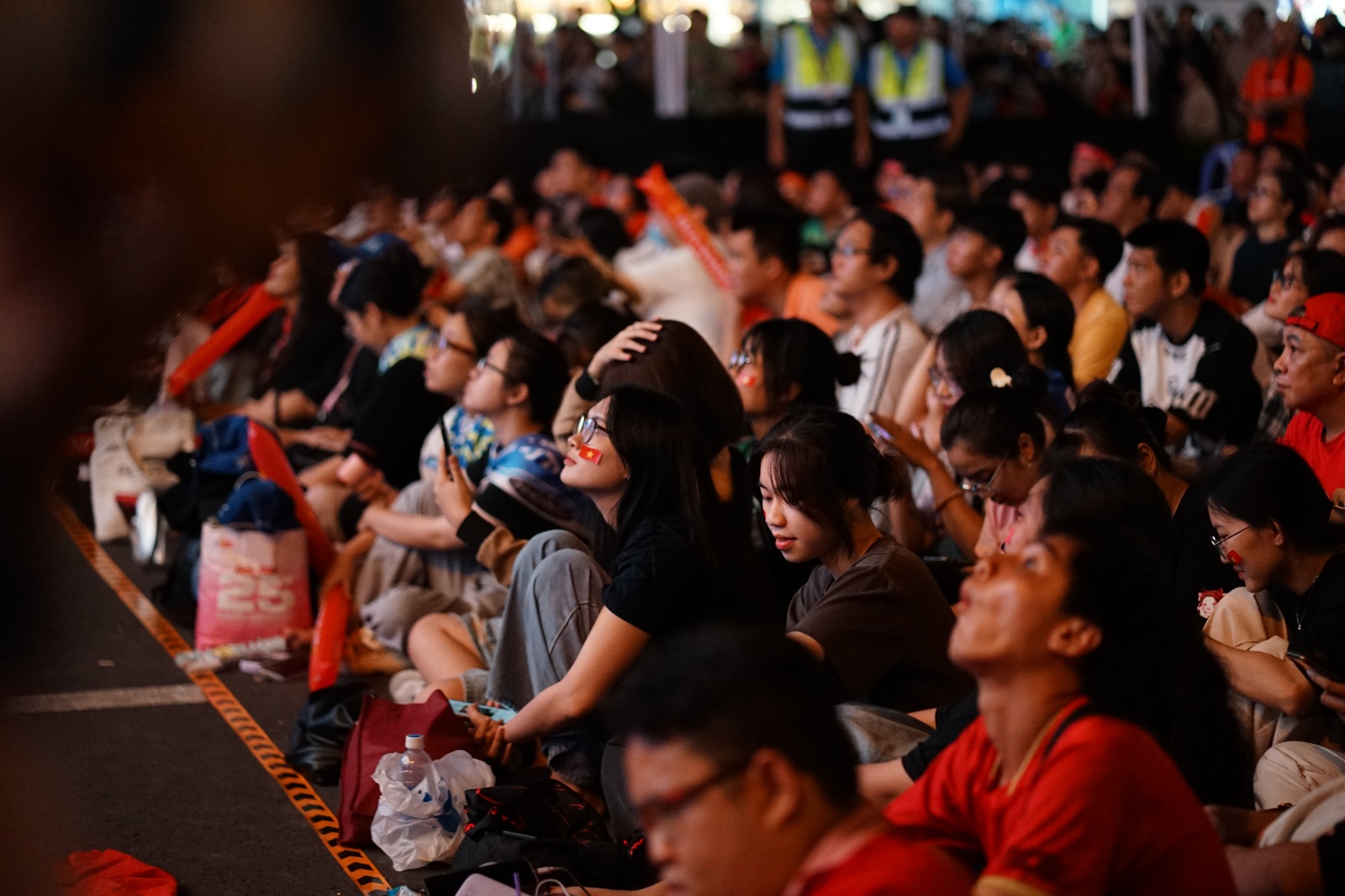 Hàng nghìn người nín thở trên phố đi bộ Nguyễn Huệ, tất cả đang chờ một khoảnh khắc!- Ảnh 3. Hàng nghìn người nín thở trên phố đi bộ Nguyễn Huệ, tất cả đang chờ một khoảnh khắc!- Ảnh 3.