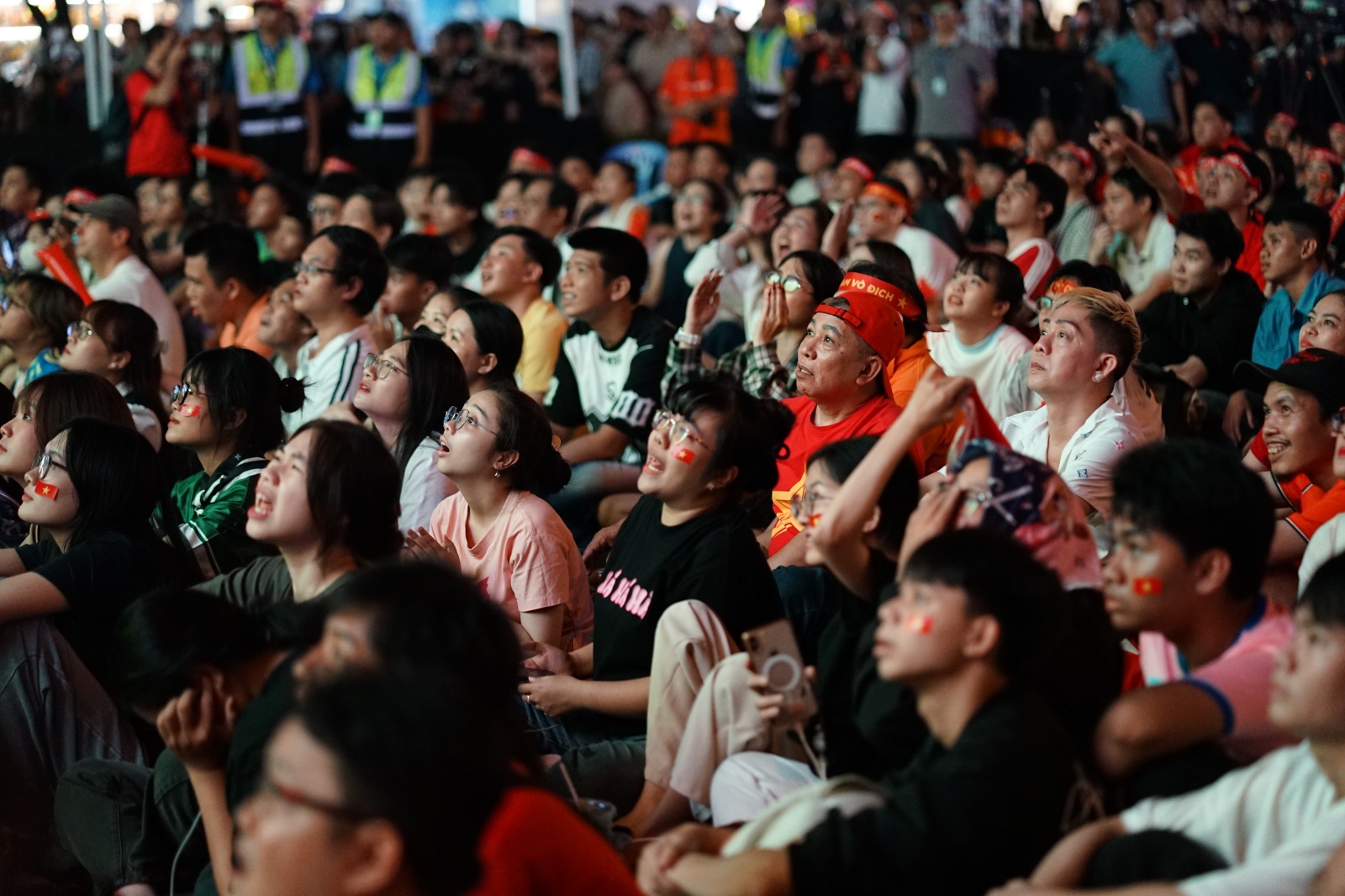 Hàng nghìn người nín thở trên phố đi bộ Nguyễn Huệ, tất cả đang chờ một khoảnh khắc!- Ảnh 2. Hàng nghìn người nín thở trên phố đi bộ Nguyễn Huệ, tất cả đang chờ một khoảnh khắc!- Ảnh 2.