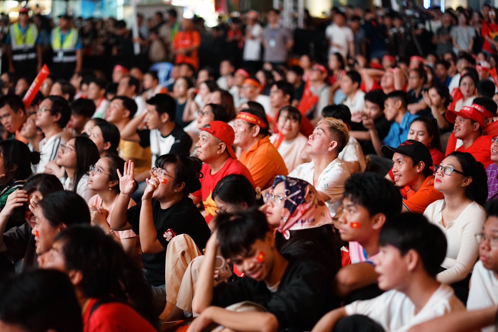 Hàng nghìn người nín thở trên phố đi bộ Nguyễn Huệ, tất cả đang chờ một khoảnh khắc!- Ảnh 1. Hàng nghìn người nín thở trên phố đi bộ Nguyễn Huệ, tất cả đang chờ một khoảnh khắc!- Ảnh 1.