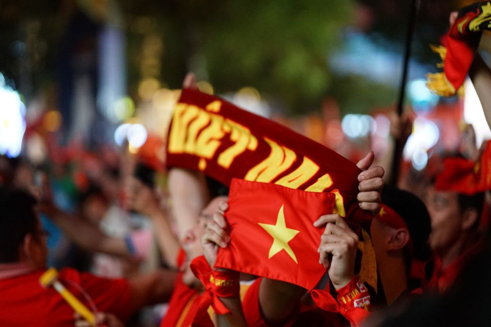 Hàng nghìn người nín thở trên phố đi bộ Nguyễn Huệ, tất cả đang chờ một khoảnh khắc!- Ảnh 13. Hàng nghìn người nín thở trên phố đi bộ Nguyễn Huệ, tất cả đang chờ một khoảnh khắc!- Ảnh 13.