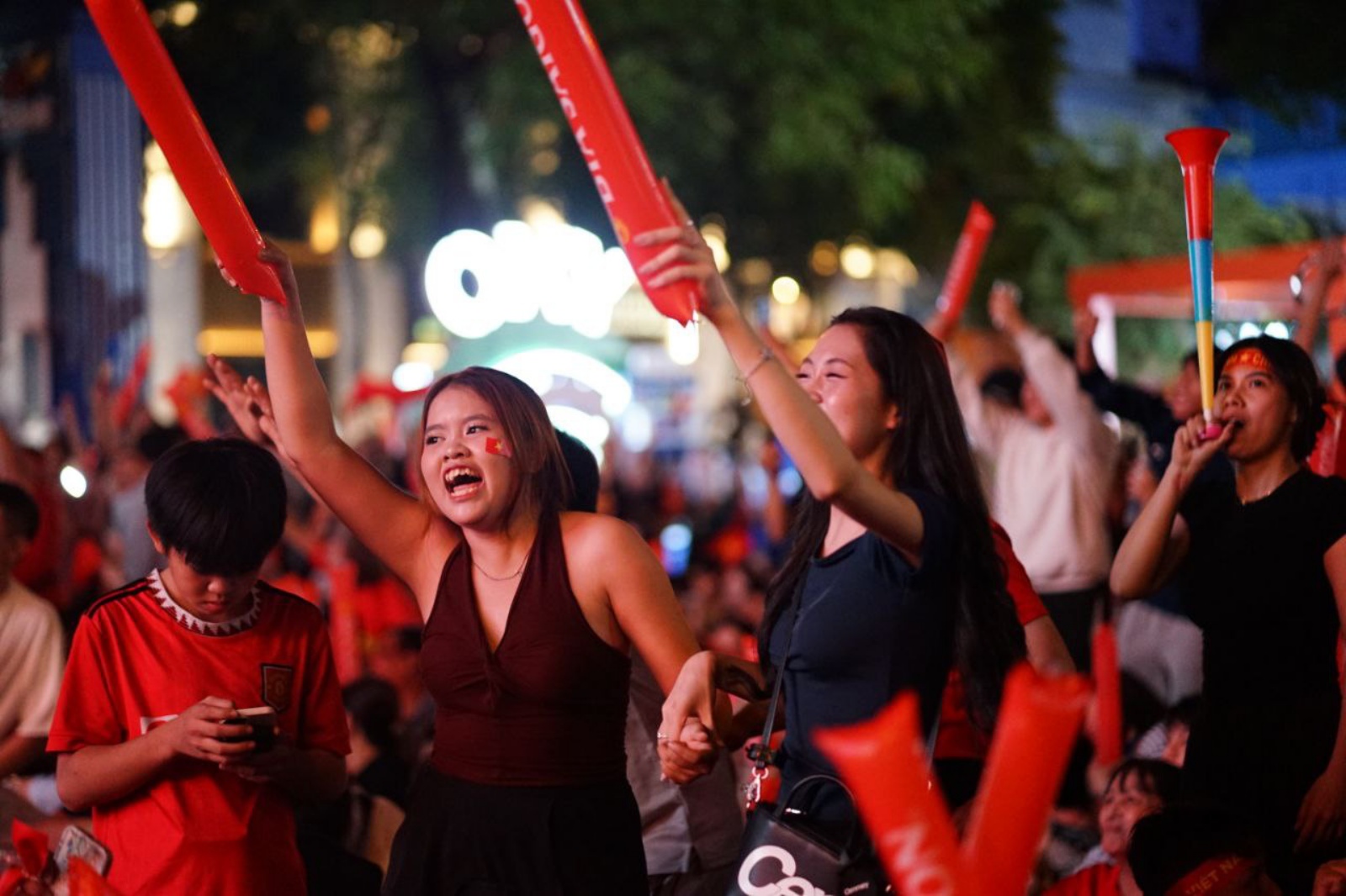 Hàng nghìn người nín thở trên phố đi bộ Nguyễn Huệ, tất cả đang chờ một khoảnh khắc!- Ảnh 7. Hàng nghìn người nín thở trên phố đi bộ Nguyễn Huệ, tất cả đang chờ một khoảnh khắc!- Ảnh 7.