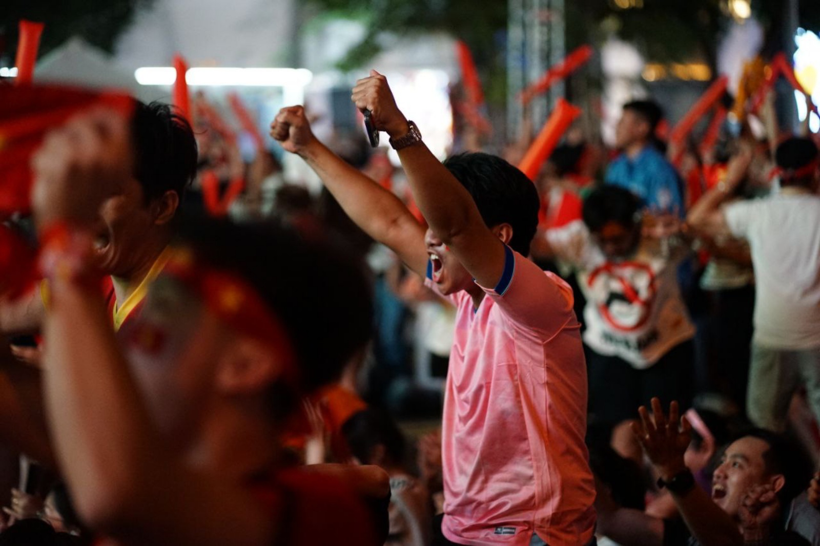 Hàng nghìn người nín thở trên phố đi bộ Nguyễn Huệ, tất cả đang chờ một khoảnh khắc!- Ảnh 10. Hàng nghìn người nín thở trên phố đi bộ Nguyễn Huệ, tất cả đang chờ một khoảnh khắc!- Ảnh 10.