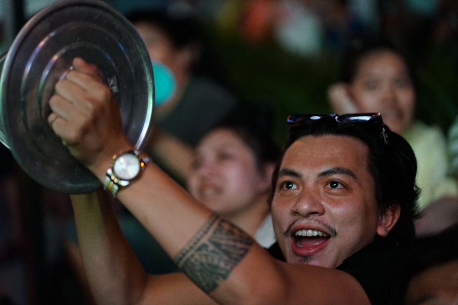 Hàng nghìn người nín thở trên phố đi bộ Nguyễn Huệ, tất cả đang chờ một khoảnh khắc!- Ảnh 11. Hàng nghìn người nín thở trên phố đi bộ Nguyễn Huệ, tất cả đang chờ một khoảnh khắc!- Ảnh 11.