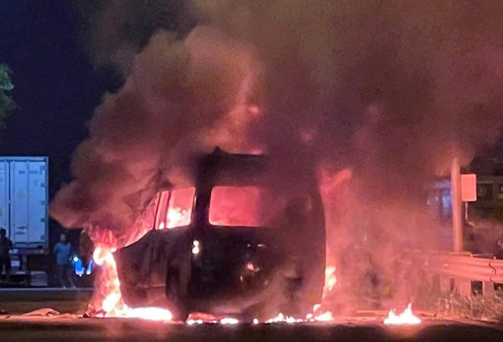 Nguy&ecirc;n nh&acirc;n xe cứu thương t&ocirc;ng &ocirc; t&ocirc; đầu k&eacute;o g&acirc;y ch&aacute;y , 3 người tử vong - Ảnh 1.