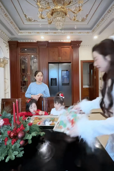 Ph&uacute; b&agrave; sống trong dinh thự triệu đ&ocirc; bắt đầu trang tr&iacute; Noel, nhưng c&aacute;ch c&ocirc; dạy con mới khiến mọi người nể phục- Ảnh 11.