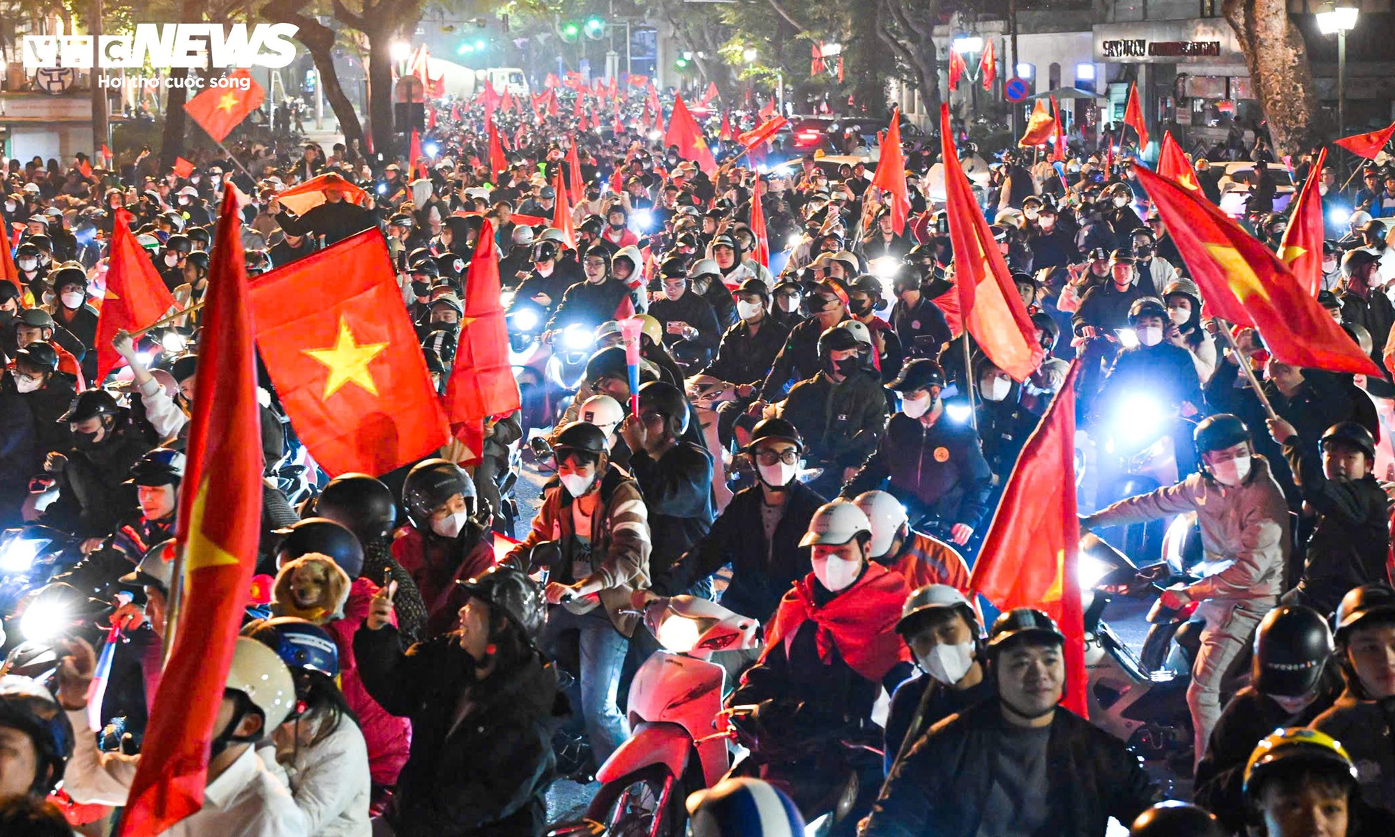 Cờ đỏ sao vàng rợp phố phường Hà Nội mừng U22 Việt Nam vô địch SEA Games 33 - Ảnh 1.