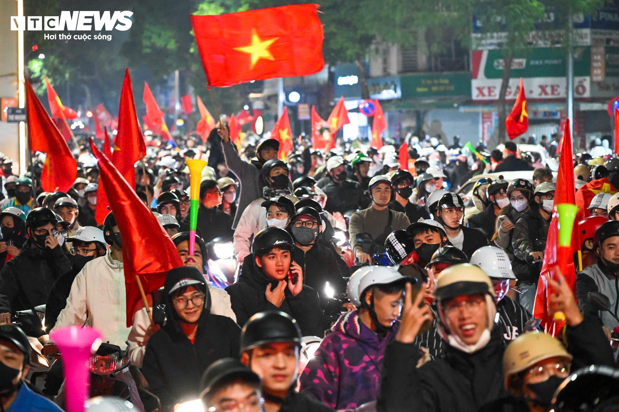 Cờ đỏ sao vàng rợp phố phường Hà Nội mừng U22 Việt Nam vô địch SEA Games 33 - Ảnh 2.