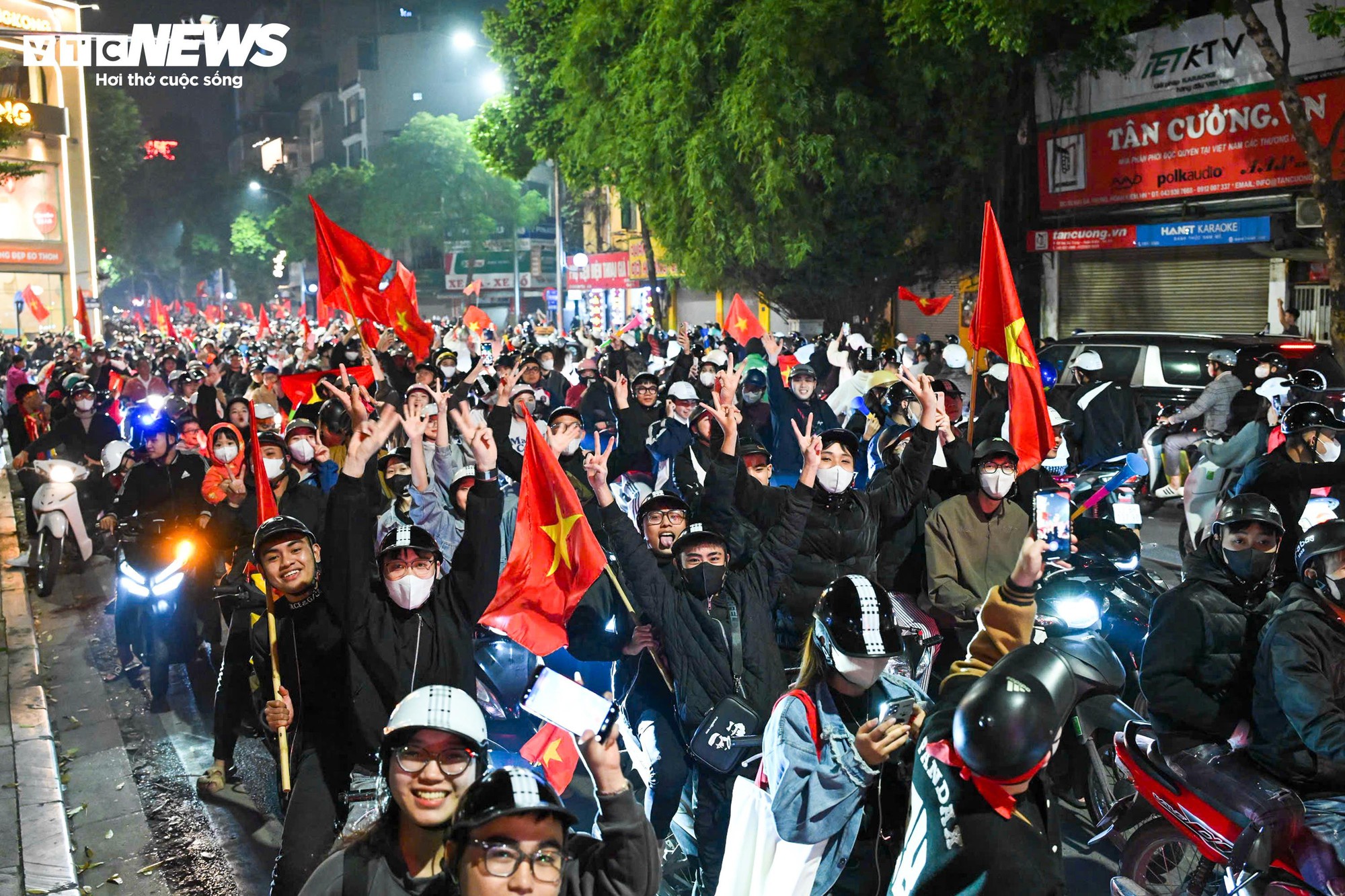 Cờ đỏ sao vàng rợp phố phường Hà Nội mừng U22 Việt Nam vô địch SEA Games 33 - Ảnh 3.