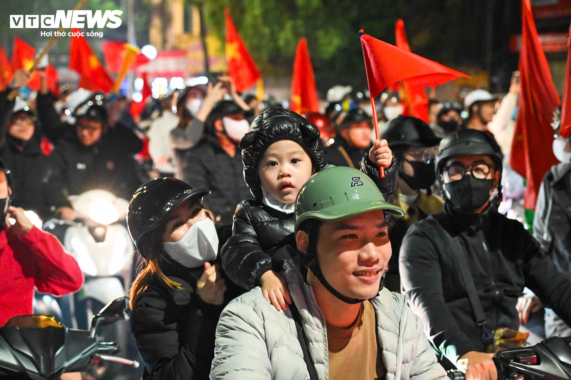 Cờ đỏ sao vàng rợp phố phường Hà Nội mừng U22 Việt Nam vô địch SEA Games 33 - Ảnh 4.