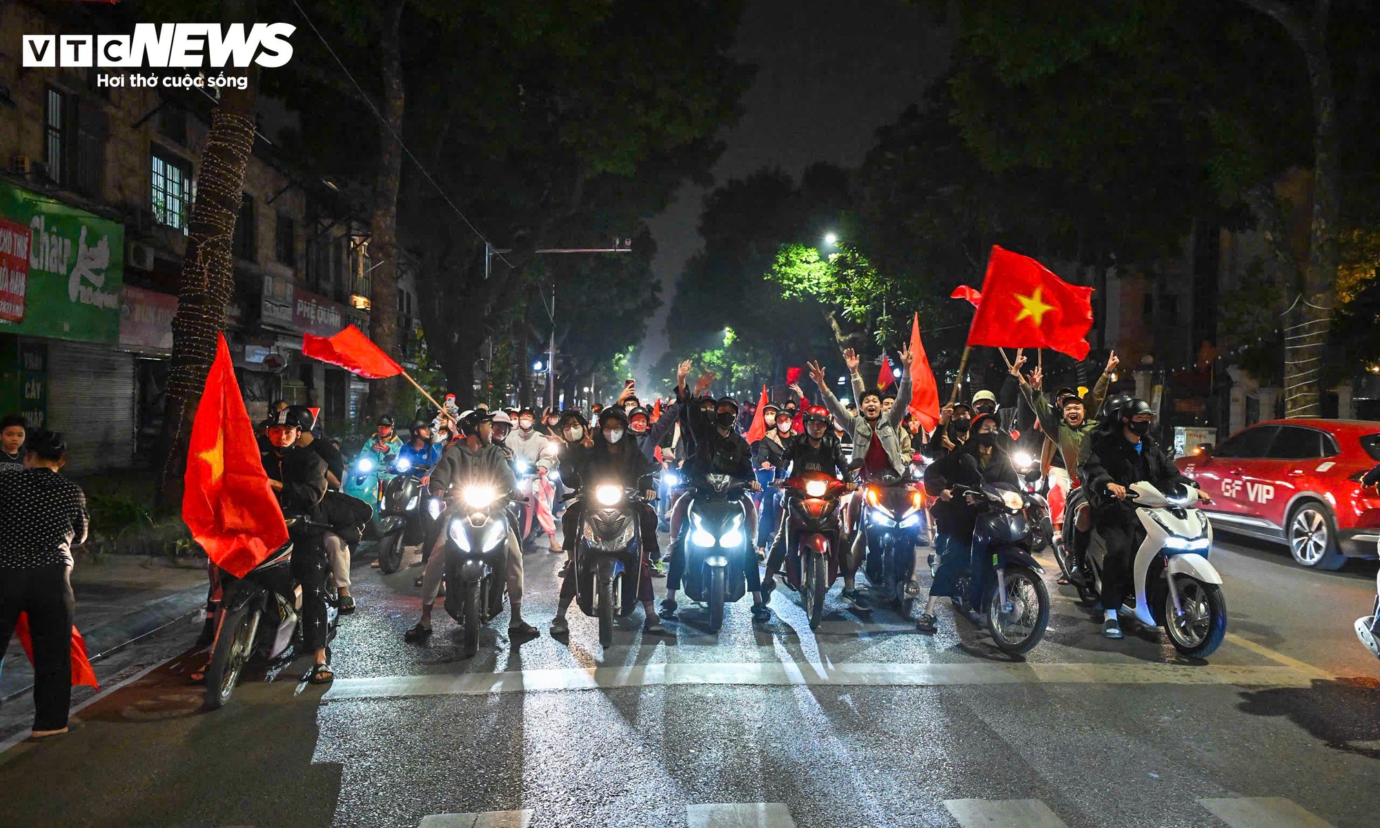 Cờ đỏ sao vàng rợp phố phường Hà Nội mừng U22 Việt Nam vô địch SEA Games 33 - Ảnh 7.