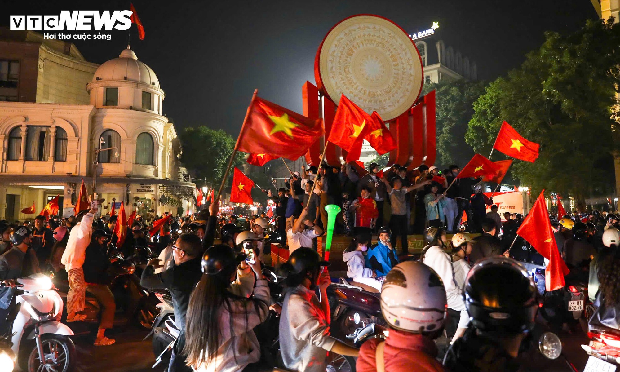 Cờ đỏ sao vàng rợp phố phường Hà Nội mừng U22 Việt Nam vô địch SEA Games 33 - Ảnh 5.