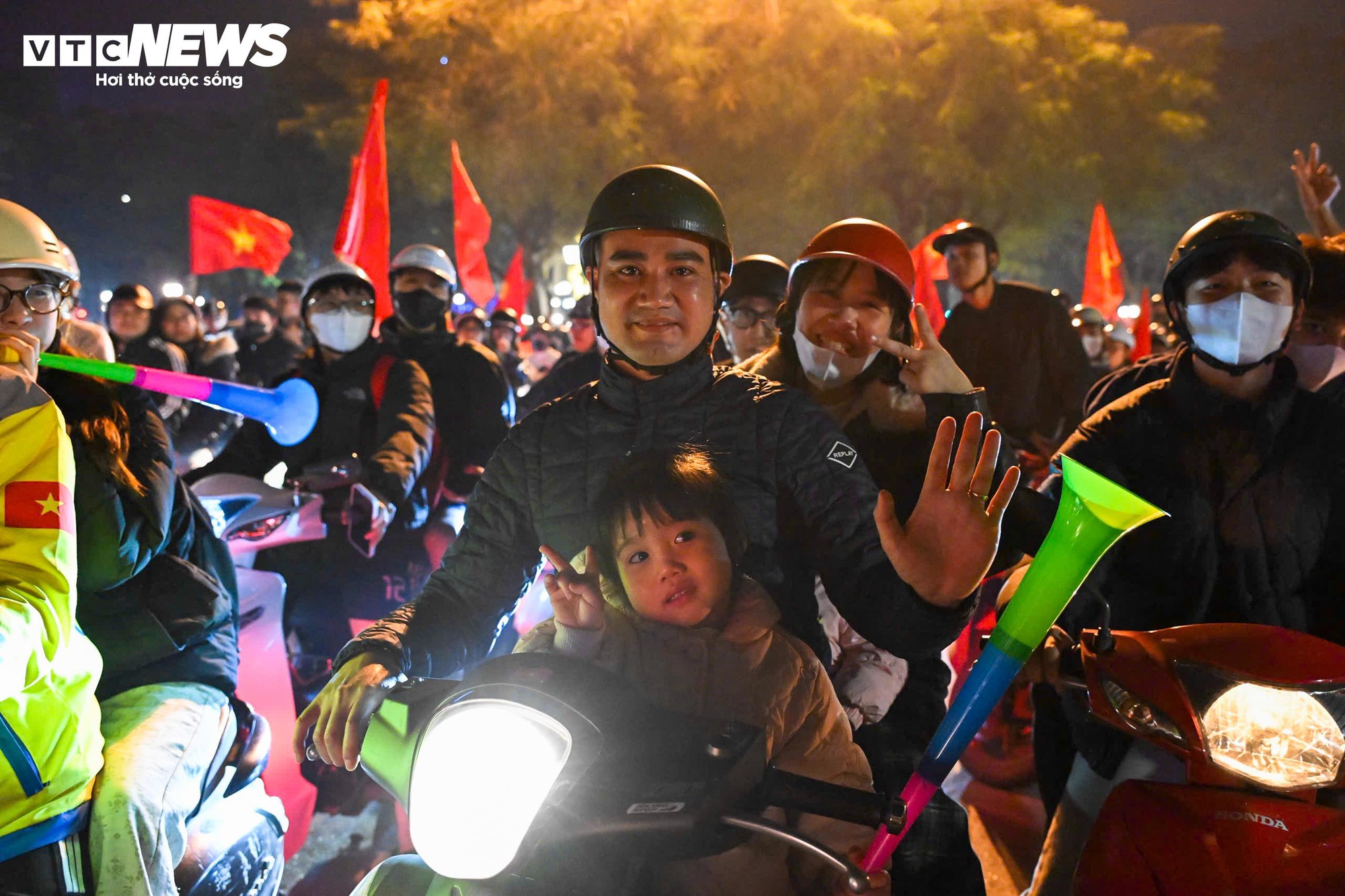 Cờ đỏ sao vàng rợp phố phường Hà Nội mừng U22 Việt Nam vô địch SEA Games 33 - Ảnh 9.