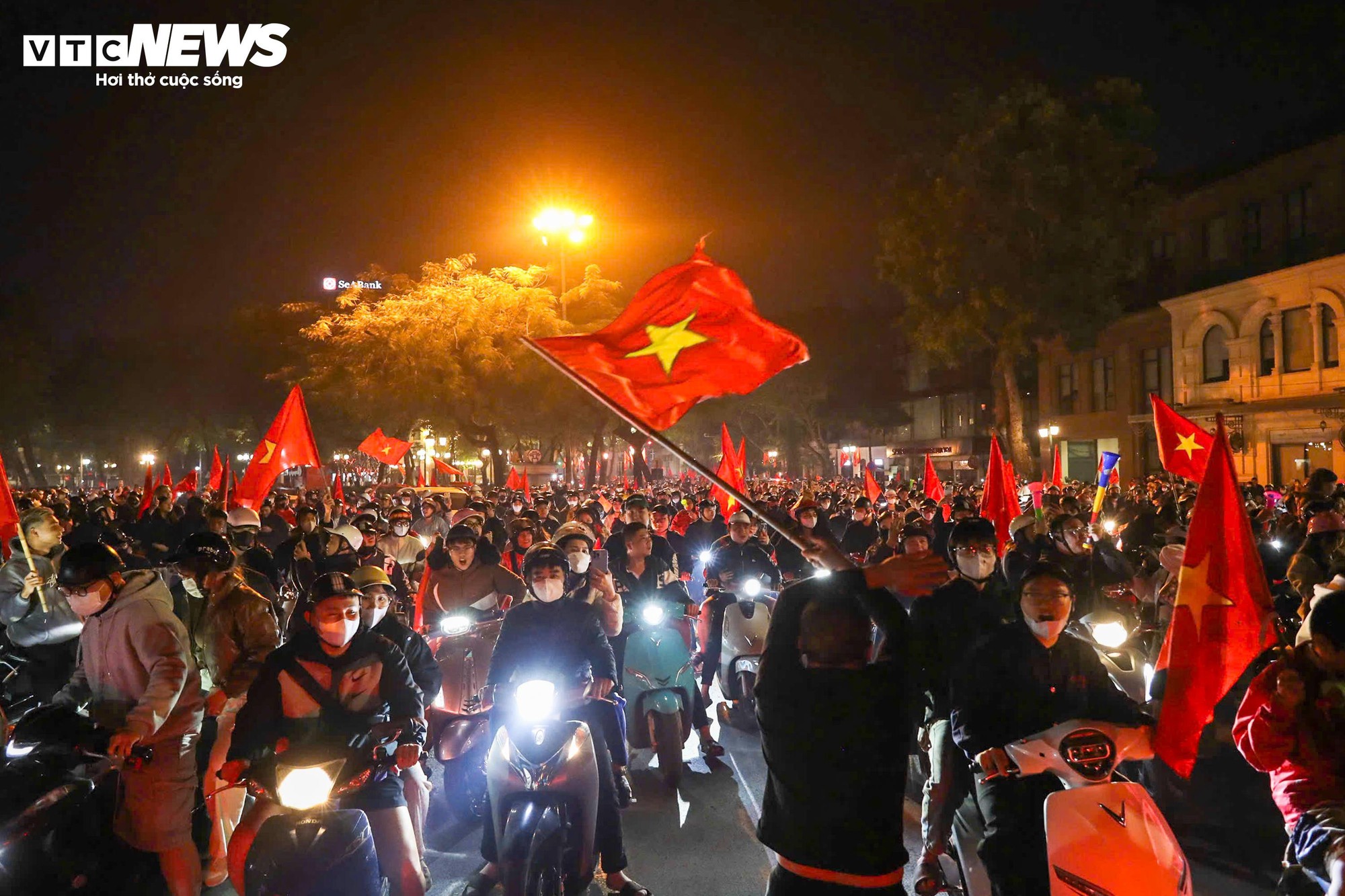 Cờ đỏ sao vàng rợp phố phường Hà Nội mừng U22 Việt Nam vô địch SEA Games 33 - Ảnh 10.