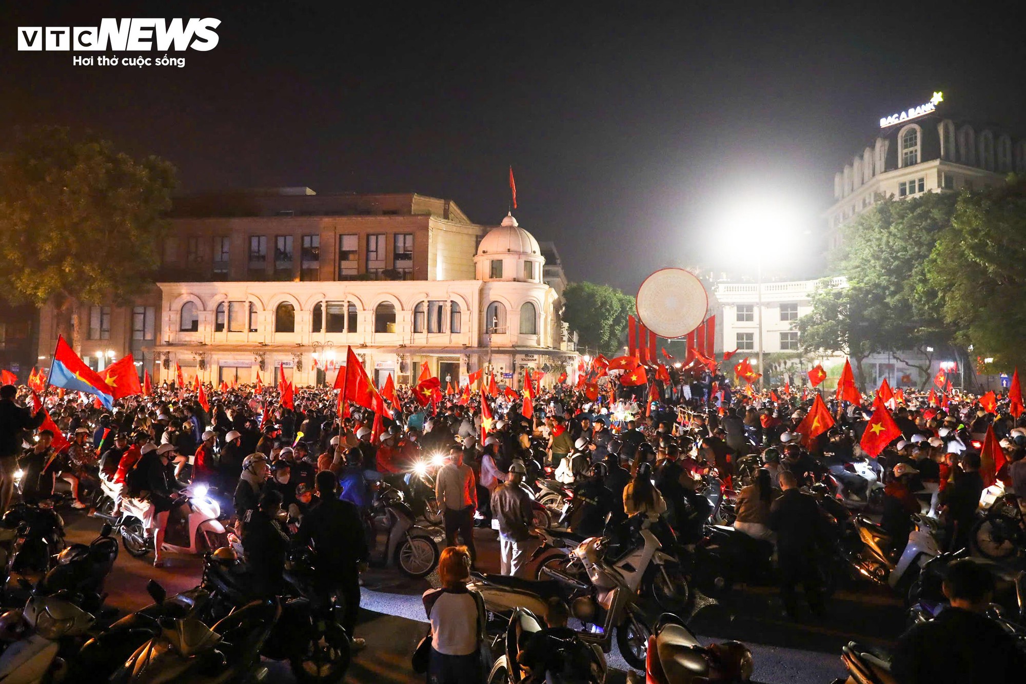 Cờ đỏ sao vàng rợp phố phường Hà Nội mừng U22 Việt Nam vô địch SEA Games 33 - Ảnh 11.